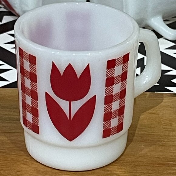 Vintage Termocrisa Red Tulip Milk Glass D handle Stackable Mug Set of 4 - Picture 7 of 7